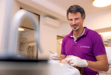 Dr. Hofmeier behandelt eine Kieferorthopädie Patientin