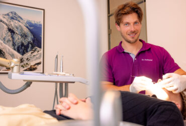 Zahnspange Erwachsene Innsbruck, Dr Hofmeier behandelt bei einem Patienten