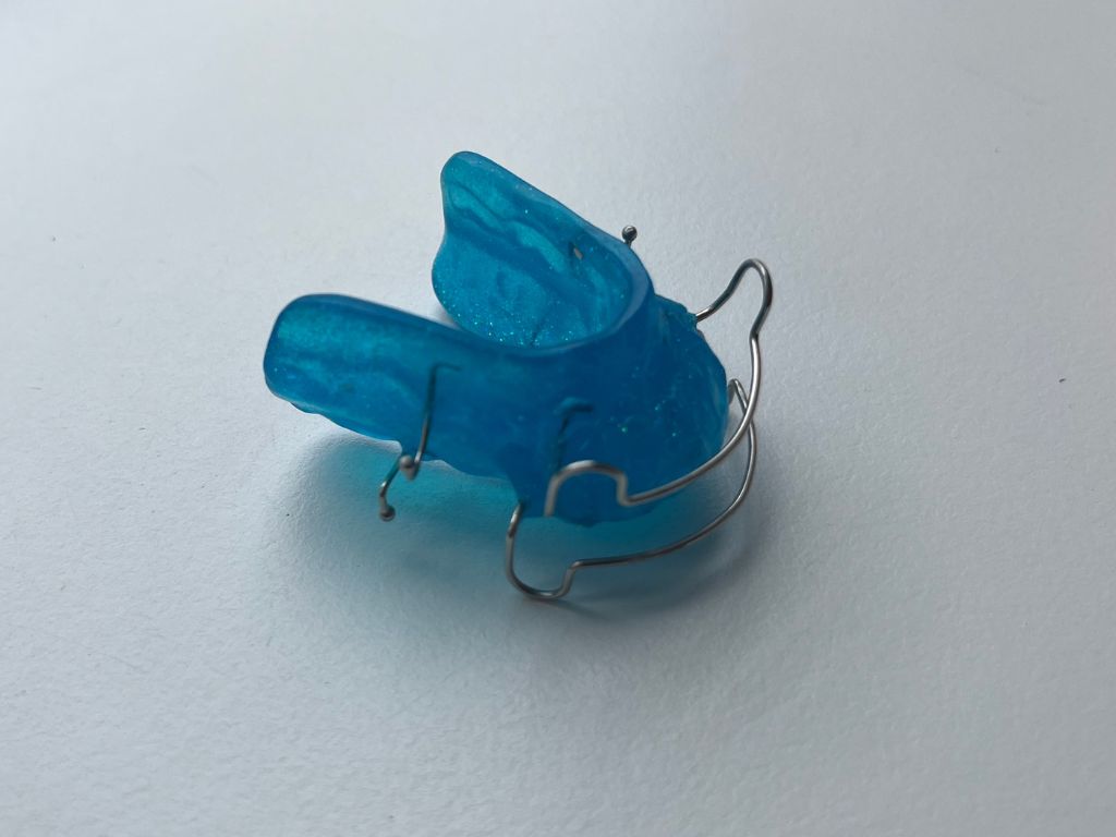 Aktivator Zahnspange von der Seite blau
